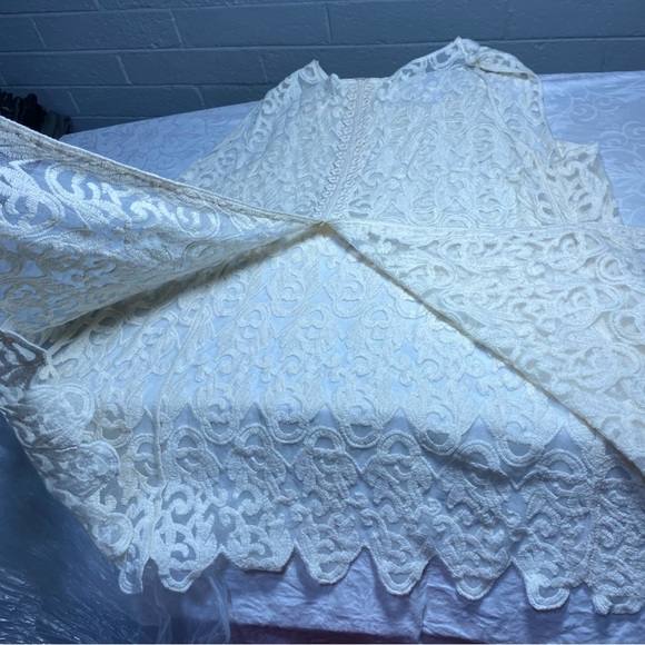 Capri Sioni Embroidered Mesh Tank L with Slit Halfway Up the Back Beige Large - Picture 8 of 13